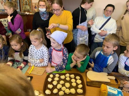 Ученики Воскресной школы храма Рождества Богородицы в Крылатском на мастер-классе учились печь «жаворонков»