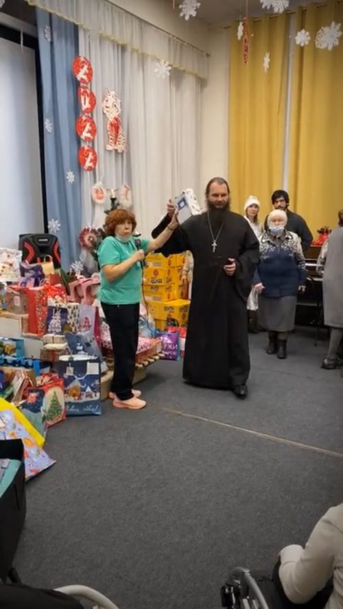 Настоятель храма Александра Невского при МГИМО поздравил детей из детских домов с Рождеством
