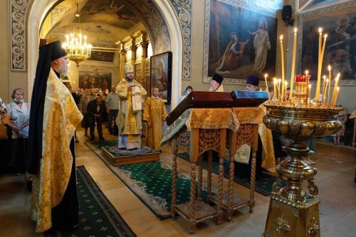 В канун дня памяти великомученика и целителя Пантелеимона епископ Фома совершил всенощное бдение в Хамовниках