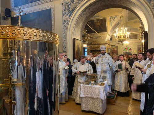 Епископ Фома совершил литургию и вечерню крещенского сочельника в храме святителя Николая в Хамовниках