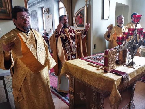 В день памяти Василия Блаженного епископ Фома совершил литургию в крестильном храме Елоховского кафедрального собора