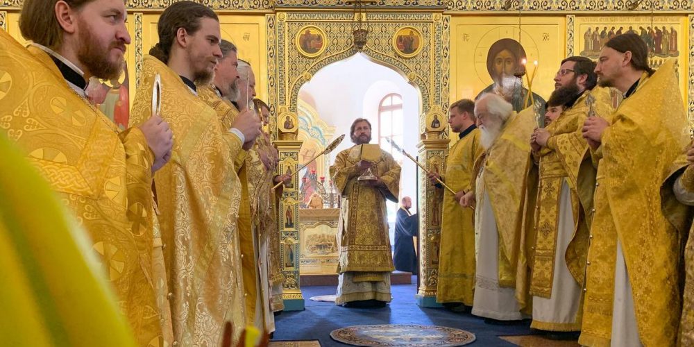 Епископ Фома возглавил Литургию в Георгиевском соборе города Одинцово