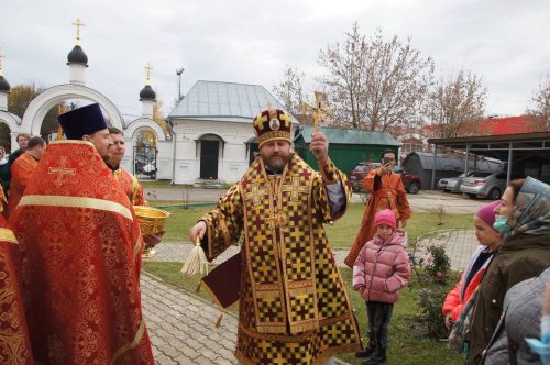 В день памяти Собора новомучеников Истринской земли Литургию в Георгиевском храме Дедовска совершил епископ Фома