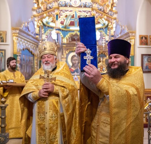 В день 25-летия священнического служения настоятелю храма Александра Невского вручили наградной Крест