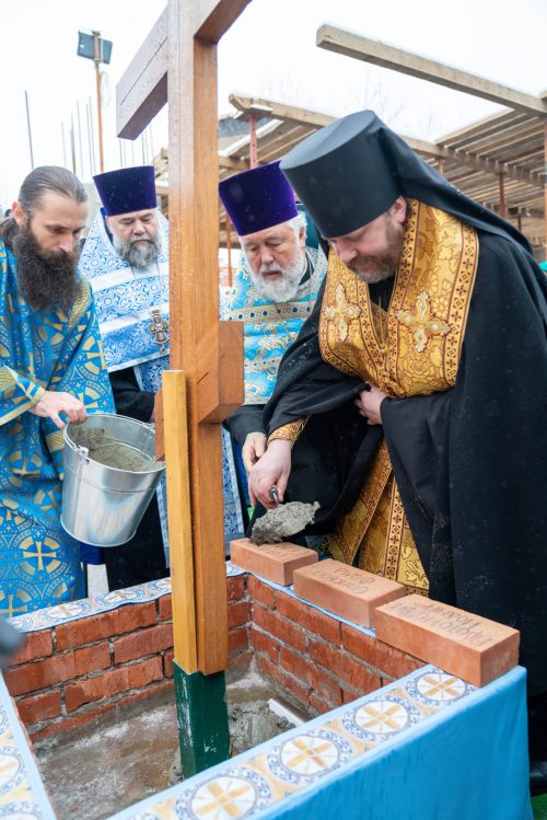 Чин на основание храма Успения Пресвятой Богородицы в Очаково-Матвеевском совершил епископ Фома