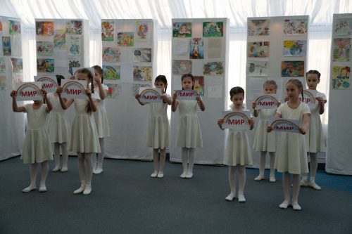 В столичной школе №1448 открылась выставка «Дети рисуют мир, или защитите нас от нацизма и международного терроризма».