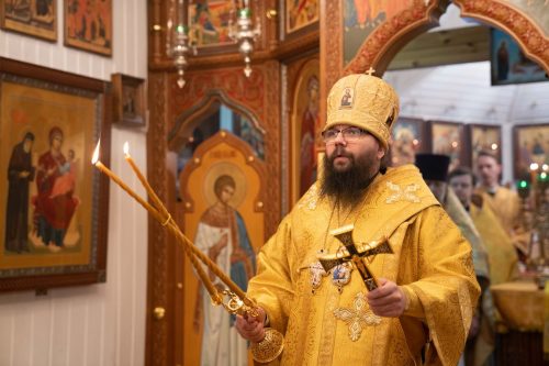 Архиепископ Егорьевский Матфей совершил Божественную литургию в храме преподобного Серафима Саровского в Кунцеве