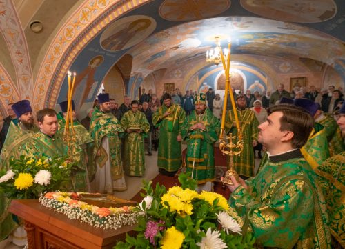 Епископ Фома совершил Божественную литургию в храме Всех Святых на Филевской пойме (+ фото)
