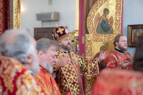 Литургию в престольный праздник в храме Воскресения Христова в Толстопальцово возглавил епископ Фома