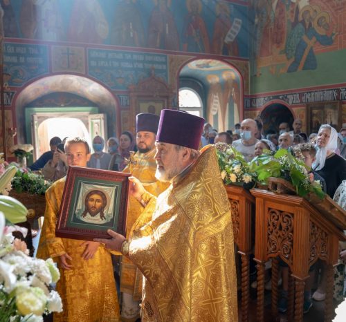 Литургию в престольный праздник в храме Спаса Нерукотворного Образа на Сетуни возглавил епископ Фома