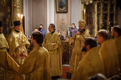 Епископ Фома совершил ночную Литургию с участием молодежи Западного викариатства в Богоявленском соборе