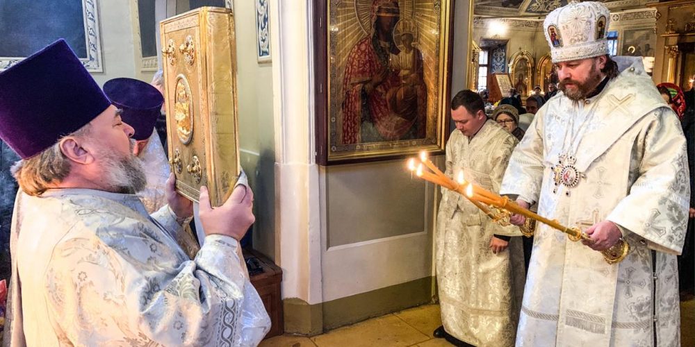 Епископ Фома совершил литургию Родительской субботы в храме святителя Николая в Хамовниках