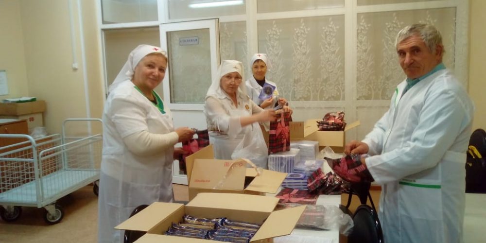 Служба «Милосердие» храма Знамения подготовила рождественские подарки для пациентов и персонала больницы № 51