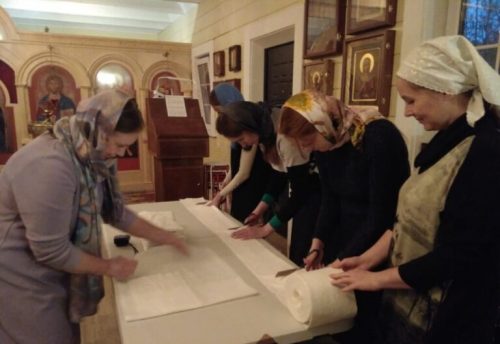 Прихожанки храма Марии Магдалины на Сетуни продолжают шить ватно-марлевые повязки для прифронтового госпиталя