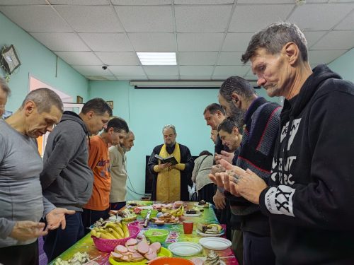 Молебен и чаепитие в приюте для бездомных устроил приход храма прп. Андрея Рублёва в Раменках