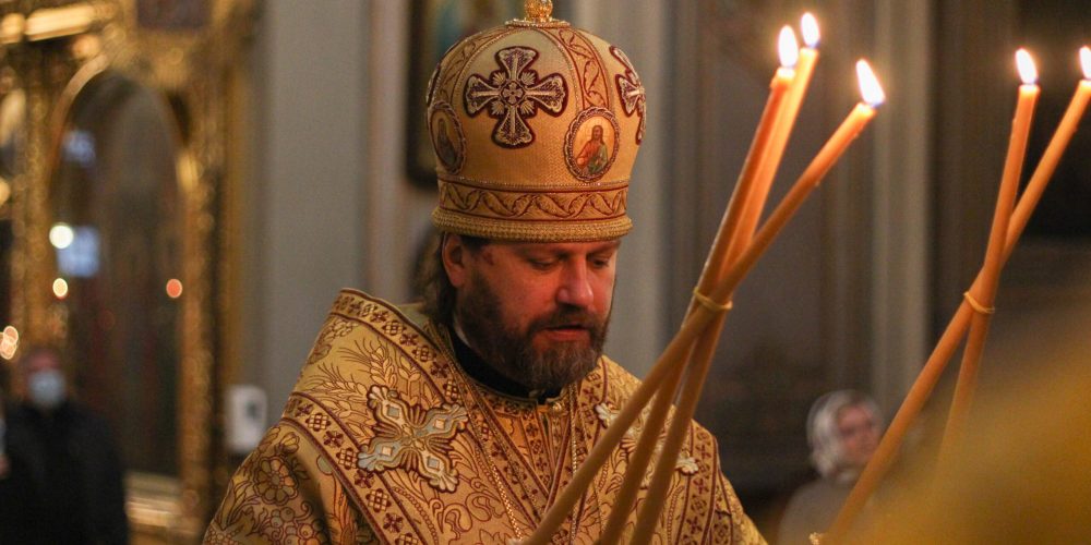 Епископ Павлово-Посадский Фома совершил Божественную Литургию в Богоявленском кафедральном соборе