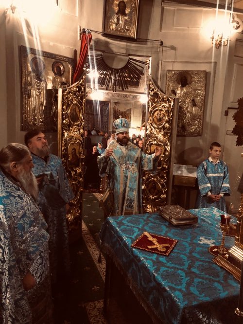 В праздник Введения во храм Пресвятой Богородицы епископ Фома совершил литургию в храме святителя Николая в Хамовниках