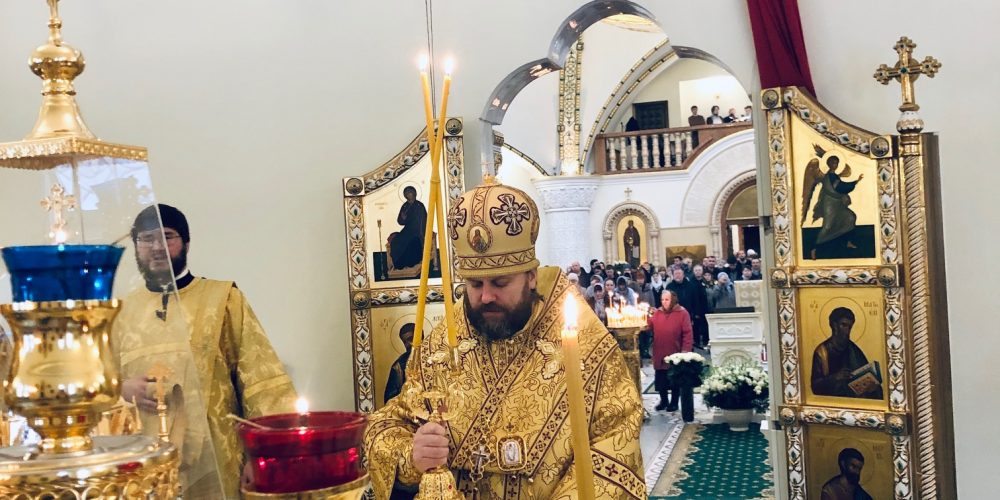 Епископ Фома совершил Божественную литургию в соборном храме в Переделкине
