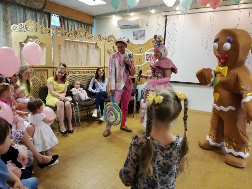 В центре помощи женщинам и детям на Нежинской прошел выпускной праздник