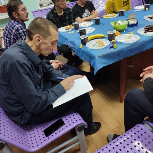 Клирик храма преподобного Андрея Рублёва провел встречу обитателями приюта для бездомных