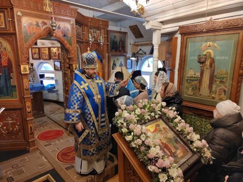 Божественную литургию в храме преподобного Серафима Саровского в Кунцеве совершил епископ Фома