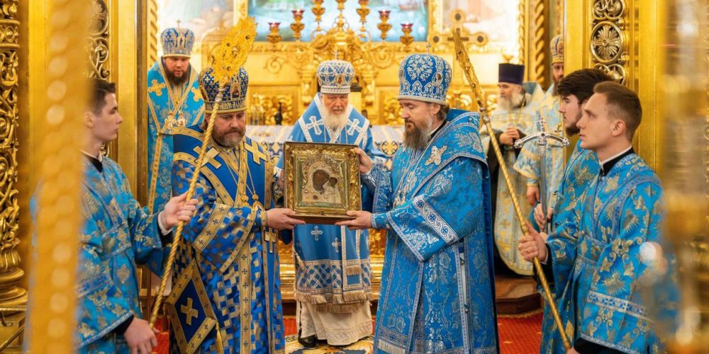 Архиепископ Фома сослужил Патриарху Кириллу за всенощным бдением в Богоявленском соборе