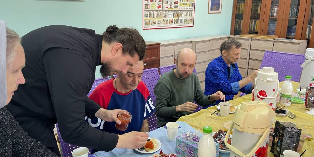 Масленичное угощение устроили прихожане храма прп. Андрея Рублева для бездомных в приюте «Востряково»