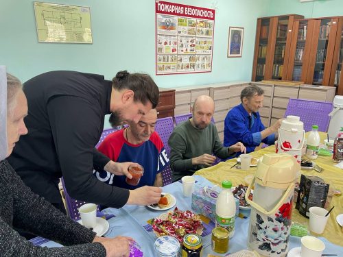 Масленичное угощение устроили прихожане храма прп. Андрея Рублева для бездомных в приюте «Востряково»