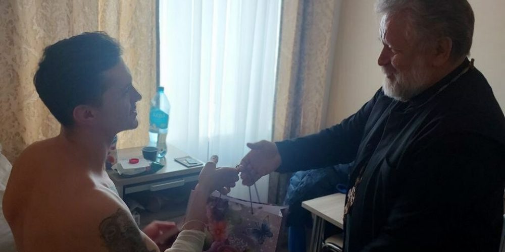 Прихожане храма прп. Серафима Саровского посетили в больнице пострадавших в теракте в Красногорске