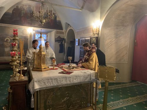 В отдание праздника Богоявления епископ Фома совершил литургию в храме святителя Николая в Хамовниках