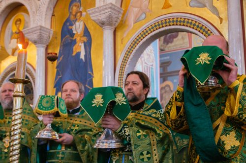 В храме преподобного Сергия Радонежского в Солнцево молитвенно встретили престольный праздник