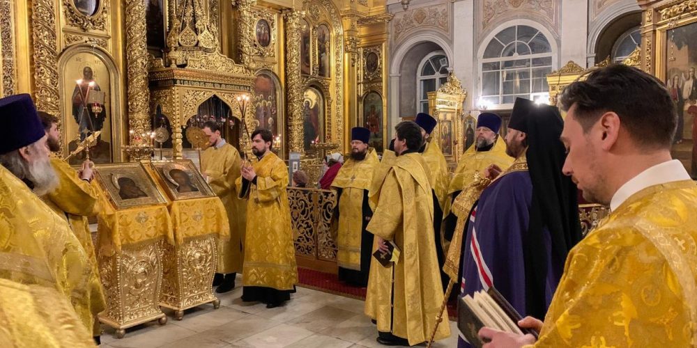 Епископ Павлово-Посадский Фома в Богоявленском соборе отслужил молебен на начало года