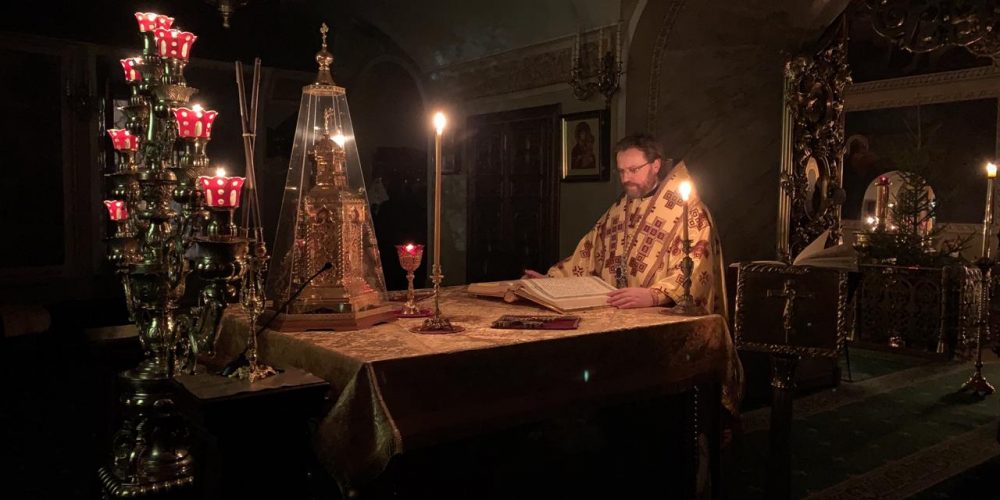 Ночную Божественную литургию совершил епископ Павлово-Посадский Фома в храме свт. Николая в Хамовниках