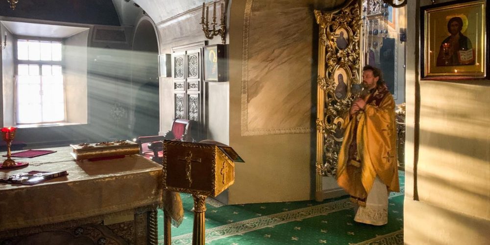 Епископ Павлово-Посадский Фома совершил Божественную литургию в храме святителя Николая в Хамовниках