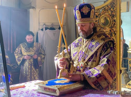 В Неделю Крестопоклонную епископ Павлово-Посадский Фома совершил Литургию в Богоявленском соборе