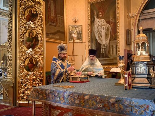В день Похвалы Пресвятой Богородицы епископ Одинцовский и Красногорский Фома совершил Литургию в Богоявленском соборе