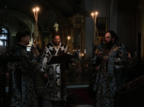 Пассию в Богоявленском соборе совершил епископ Одинцовский и Красногорский Фома
