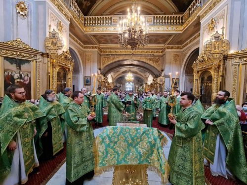 В Неделю ваий епископ Одинцовский и Красногорский Фома совершил Божественную литургию в Богоявленском соборе