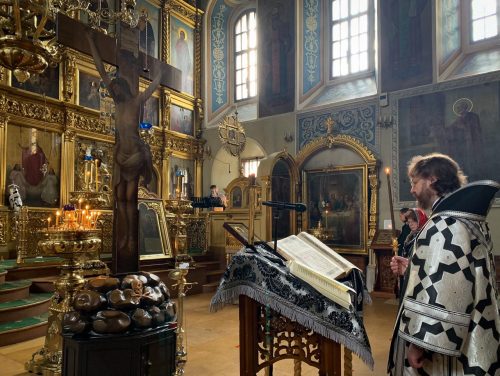 Царские Часы в Великий пяток совершил епископ Фома в храме свт. Николая в Хамовниках