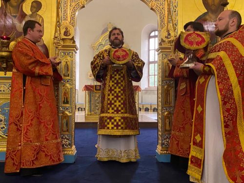В Неделю 5-ю по Пасхе епископ Фома совершил Литургию в Георгиевском соборе в Одинцове