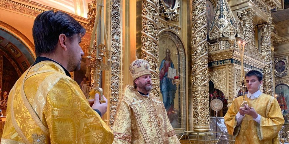 В Неделю 2-ую по Пятидесятнице епископ Одинцовский и Красногорский Фома возглавил Литургию в Богоявленском соборе