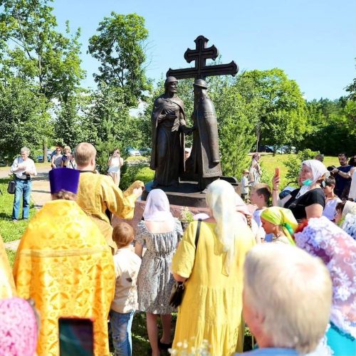Владыка Фома совершил чин освящения памятника в честь благоверных князей Петра и Февронии Муромских