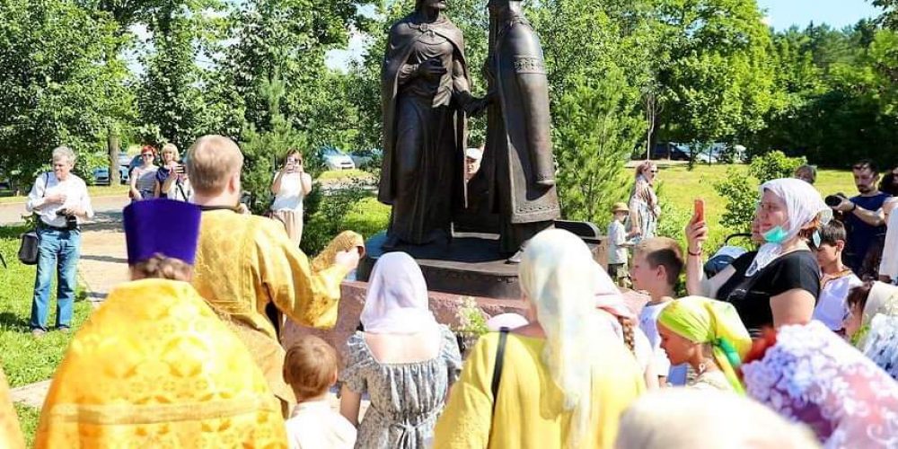 Владыка Фома совершил чин освящения памятника в честь благоверных князей Петра и Февронии Муромских