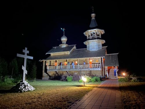 Ночную литургию в день памяти Царственных страстотерпцев совершил епископ Фома