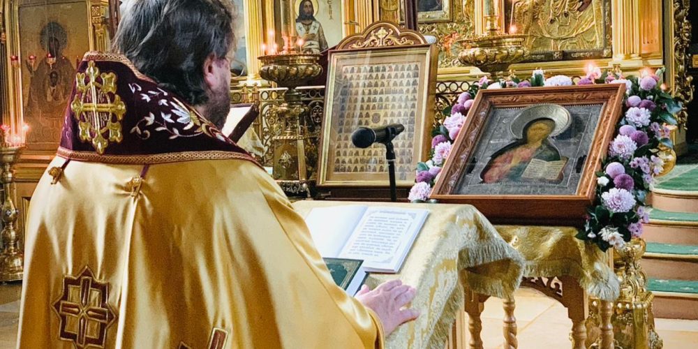 Епископ Фома совершил богослужение с чтением акафиста Иисусу Сладчайшему