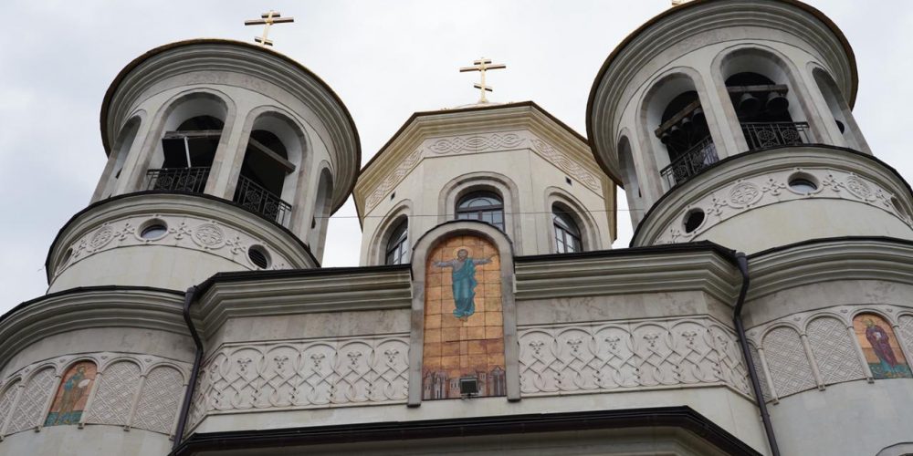 В праздник Толгской иконы Божией Матери епископ Фома совершил Литургию в Вознесенском соборе Звенигорода