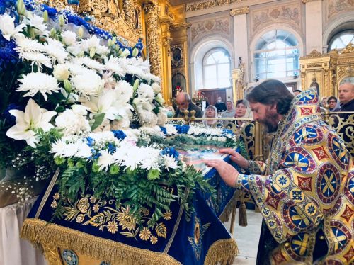 В праздник Успения Пресвятой Богородицы епископ Фома совершил Литургию в Богоявленском соборе