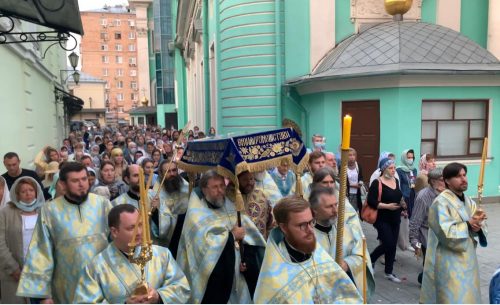 Утреню с чином погребения Пресвятой Богородицы совершил в Богоявленском соборе епископ Фома