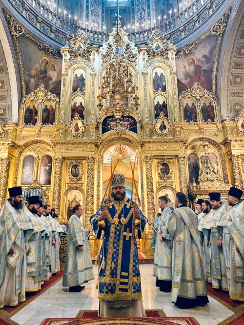 В канун празднования Казанской иконе Божией Матери епископ Фома совершил всенощное бдение в Богоявленском соборе