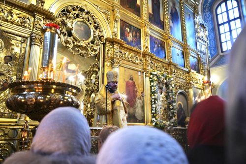 В день памяти святителя Николая епископ Фома совершил Литургию в престольный праздник в храме в Хамовниках